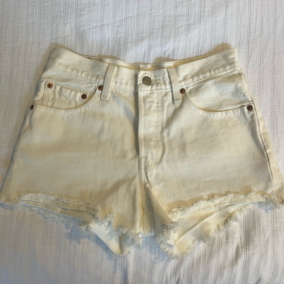 White Levi’s High Waisted Shorts! Never Worn, Excellent Condition! Size 24! - Picture 1 of 3